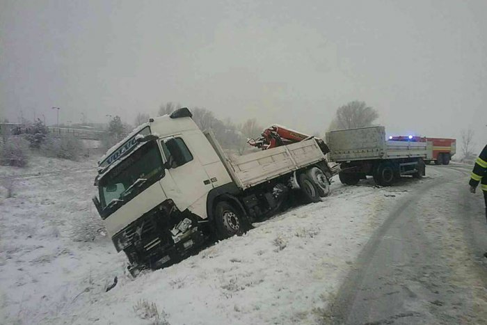 Ilustračný obrázok k článku Takmer 100 hasičov pri dopravných nehodách Žilinskom kraji: FOTKY z miesta