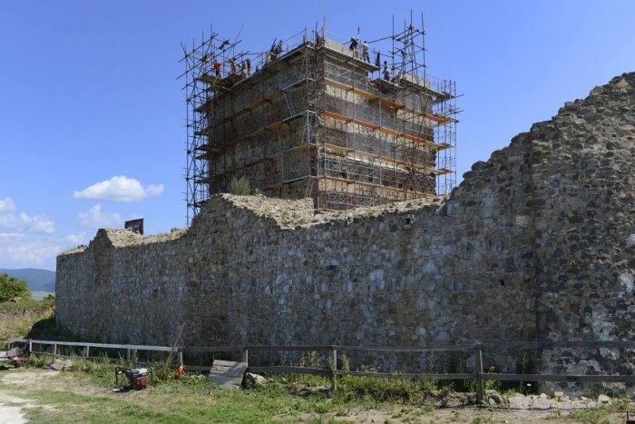 Ilustračný obrázok k článku Vynovená bašta hradu Veľký Šariš: Zaujala turistov aj odbornú porotu!