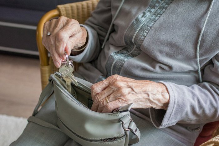 Ilustračný obrázok k článku Zlodeji v Lučenci číhajú v čakárňach u lekára! Polícia rieši prípady okrádania ľudí