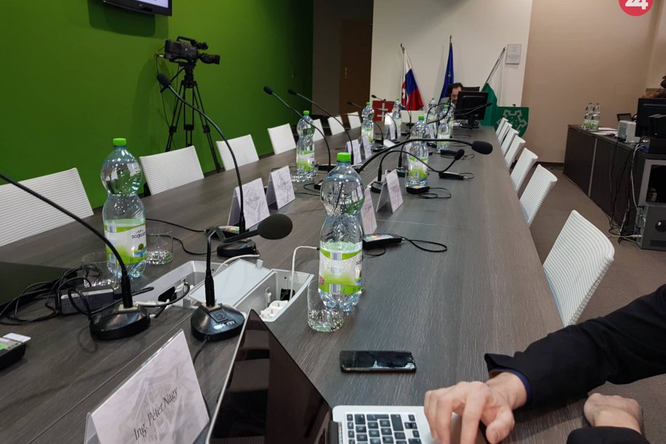 Ilustračný obrázok k článku Väčšina poslancov sa nedostavila na zastupiteľstvo: Diskusia medzi nimi viazne