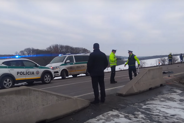 Ilustračný obrázok k článku Vidiná: Na hlavnej ceste zahynul chodec pod kolesami kamióna, VIDEO