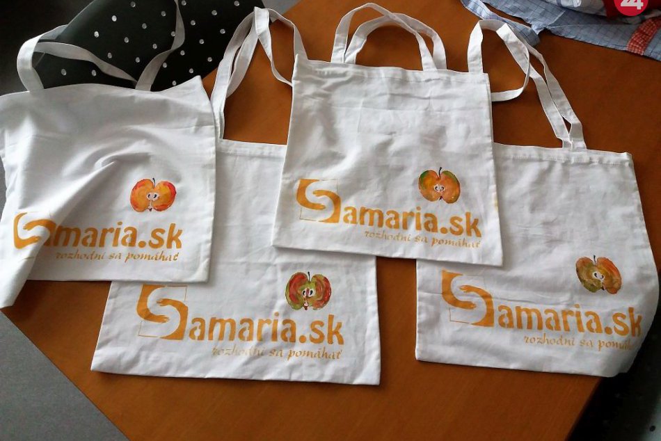 Ilustračný obrázok k článku Dobrovoľníci bojujú proti plastom: Príďte si ušiť upcyklované ekologické vrecko