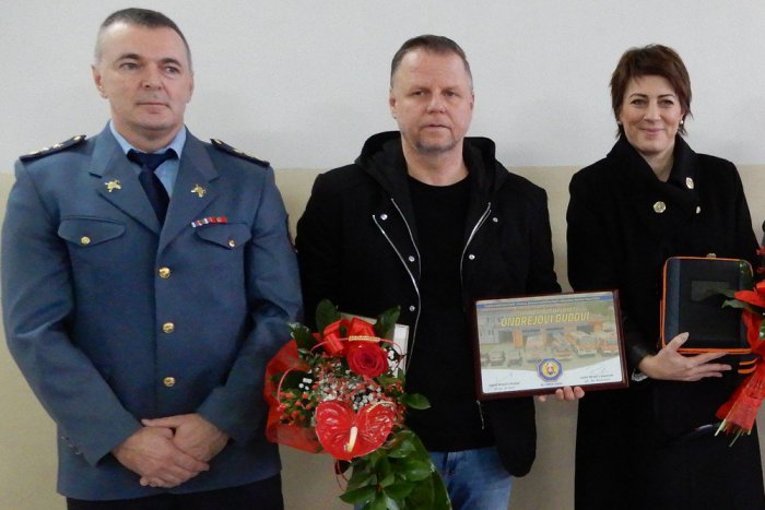 Ilustračný obrázok k článku Ondrej Duda venoval hasičom v rodnej Snine defibrilátor: Odovzdal im ho jeho otec