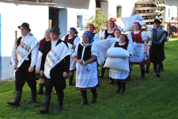 Ilustračný obrázok k článku V GOS-ke predstavia svadobné zvyky v Genšu: O zábavu sa postará folklórny súbor z Honiec