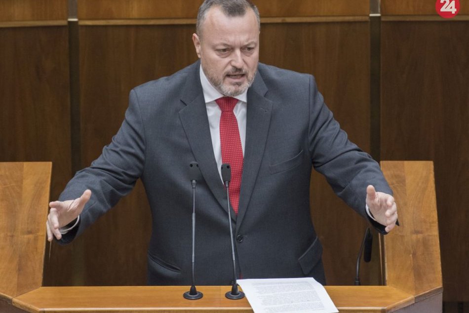 Ilustračný obrázok k článku Vyhrážky a strašenie protestami. Ministra Krajniaka chcú odvolať