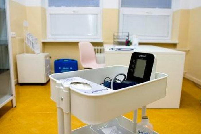 Ilustračný obrázok k článku Pohotovosť pre dospelých: V starých priestoroch, pod novou správou