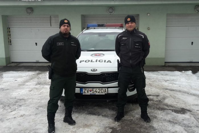 Ilustračný obrázok k článku Hrdinský čin dvojice policajtov: Mužovi bleskovým zásahom zachránili život