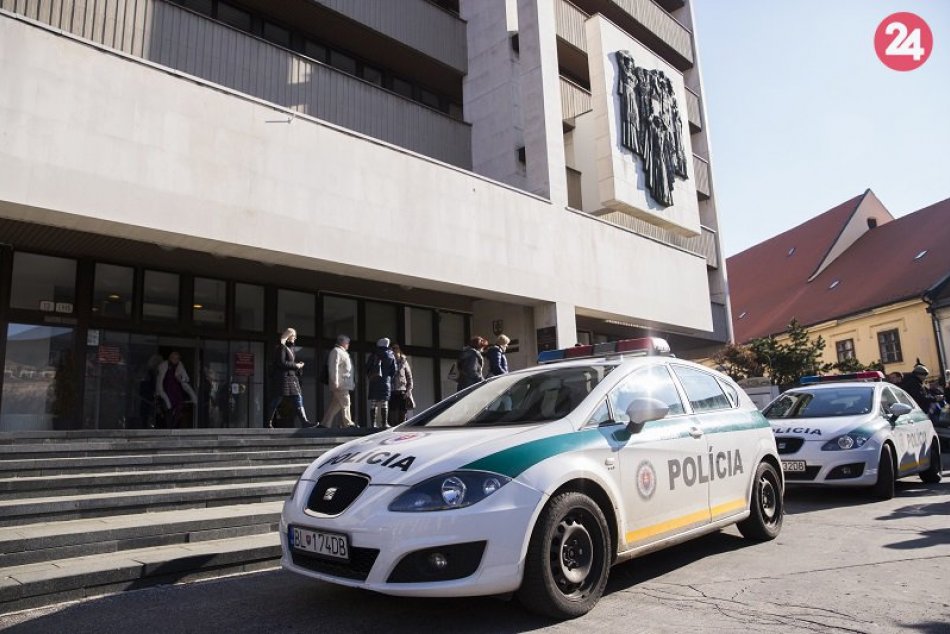 Ilustračný obrázok k článku Anonymný telefonát nahlásil bombu. Polícia prehľadáva súdy na celom Slovensku