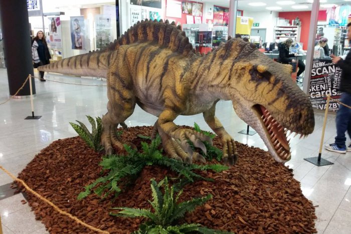 Ilustračný obrázok k článku Gigantická návšteva z minulosti: Nákupné centrum obsadili dinosaury