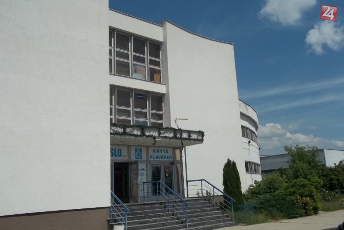 Ilustračný obrázok k článku Šalianska plaváreň potrebuje opravu strechy: Duslo ju ponúklo na predaj mestu