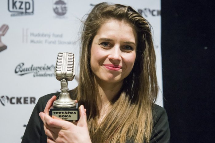 Ilustračný obrázok k článku Sima Martausová s novým albumom: Čo na ňom Považskobystričanka ponúka?