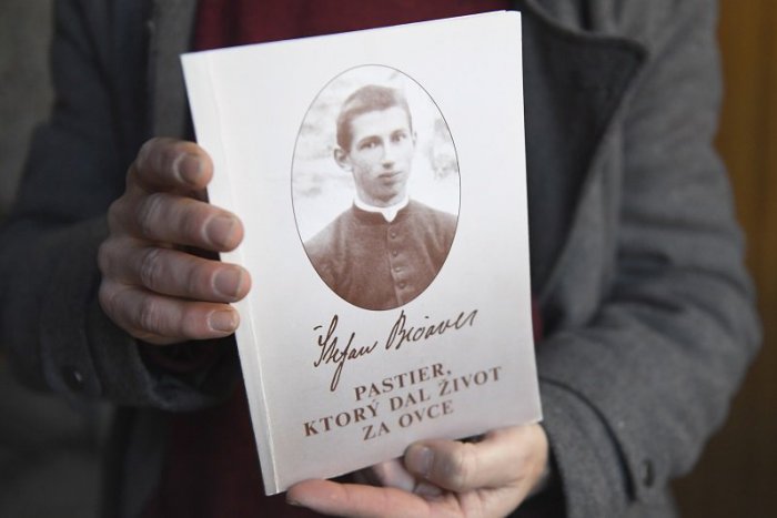 Ilustračný obrázok k článku Hrdina zo Svinice: Š. Bečaver zomrel počas vojny, keď sa ujal chorých vojakov, FOTO