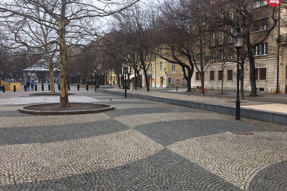 Ilustračný obrázok k článku FOTO: Z Hviezdoslavovho námestia zmizli všetky lavičky. Vieme, kam sa podeli