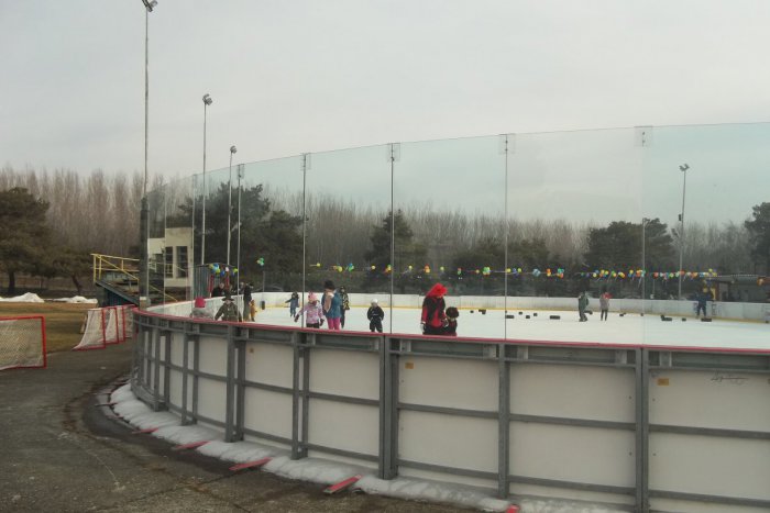 Ilustračný obrázok k článku Záujem o nový zimák v Šali narastá: Radnica dostala ďalšiu ponuku