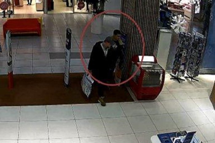 Ilustračný obrázok k článku Krádež v hračkárstve v centre Trenčína: Muži zákona zverejnili FOTO podozrivých!