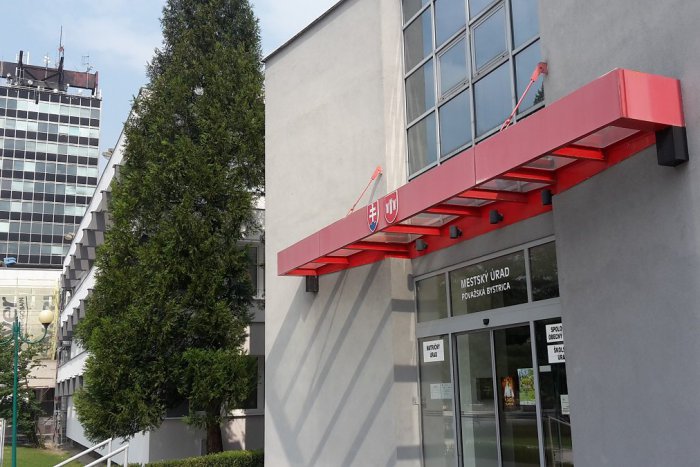 Ilustračný obrázok k článku Koronavírus: Na mestský úrad radšej nechoďte, obmedzili jeho režim