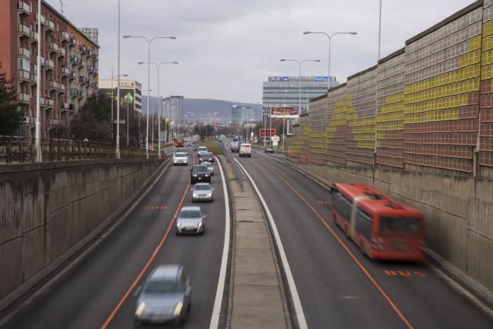 Ilustračný obrázok k článku Polícia radí, ako správe jazdiť v pruhoch určených pre autobusy, VIDEO