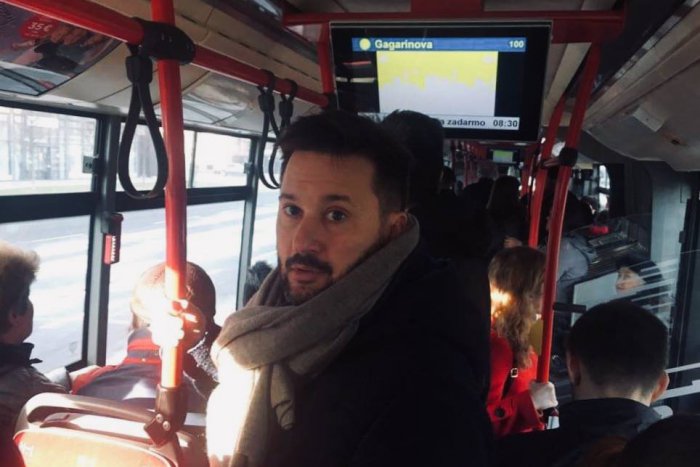 Ilustračný obrázok k článku Primátor M. Vallo si dnes vyskúšal všetky tri druhy dopravy – auto, MHD aj presun pešo