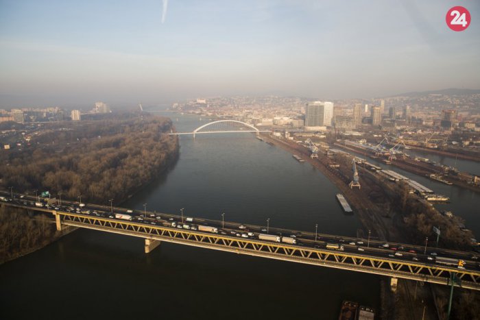 Ilustračný obrázok k článku Na diaľničnom obchvate v smere z Einsteinovej ulice na Prístavný most sa zrazili dve autá