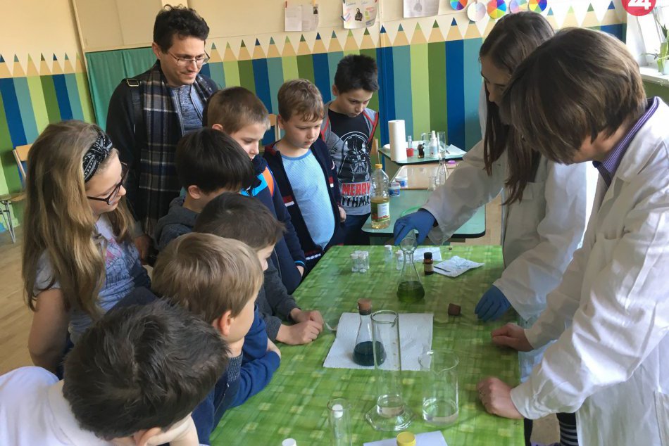 Ilustračný obrázok k článku Deň vedy na škole: Žiaci ukázali, že im nie je cudzia, FOTO