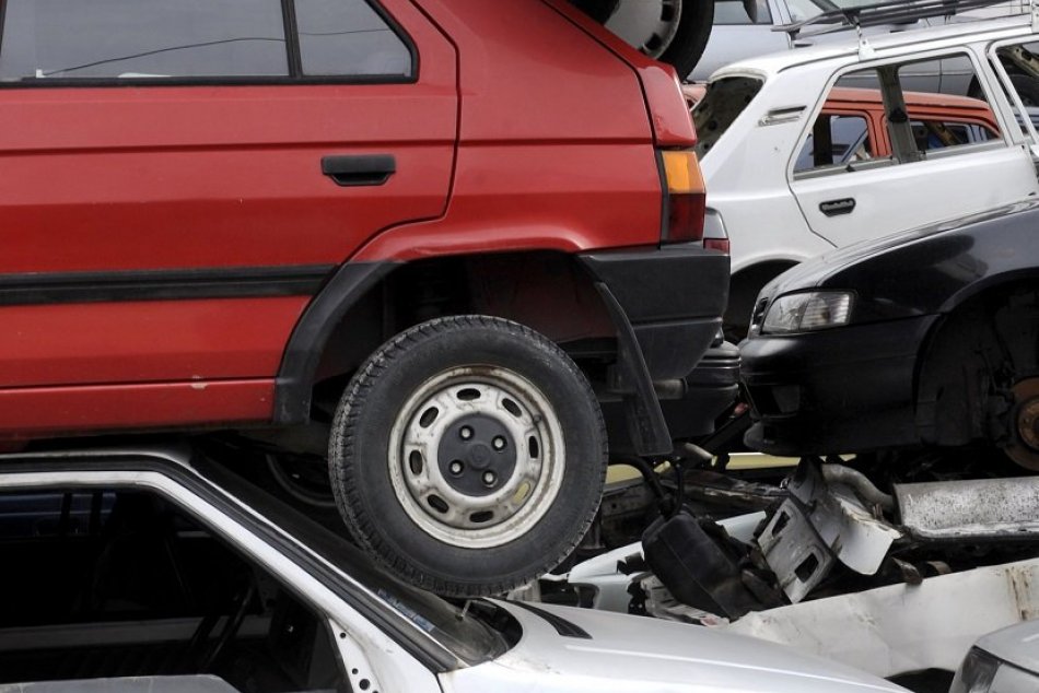 Ilustračný obrázok k článku Uvoľnili sa parkovacie miesta: Z humenských ulíc zmizlo vlani 24 vrakov