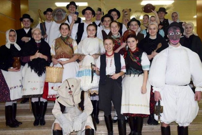 Ilustračný obrázok k článku Folklórny večer v GOS-ke priblíži fašiangové obdobie: O zábavu sa postará súbor Borostyán