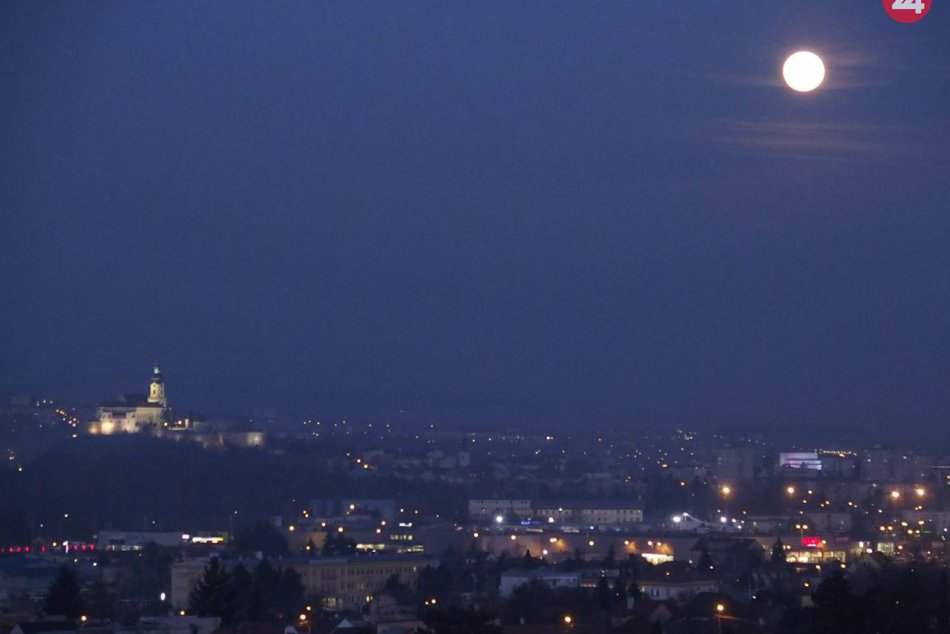 Ilustračný obrázok k článku Supermesiac nad Nitrou: Bol najväčší aký v tomto roku uvidíme, FOTO