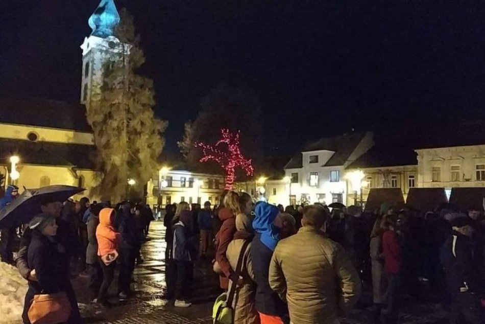 Ilustračný obrázok k článku Mikulášania vyšli do ulíc: Pietna spomienka na námestí, FOTO, VIDEO