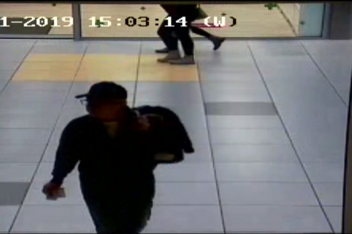 Ilustračný obrázok k článku Stratená 500 eurová bankovka v trenčianskom obchoďáku: Polícia hľadá tohto muža! FOTO