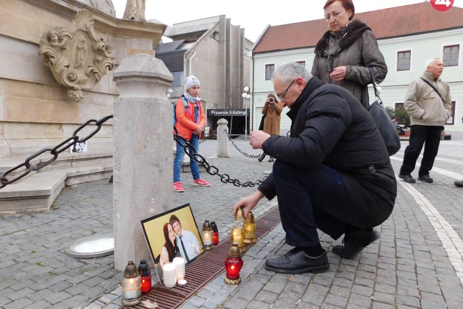 Ilustračný obrázok k článku Spomienka na Jána a Martinu: Dva roky po vražde sa ľudia zídu na Trojičnom námestí