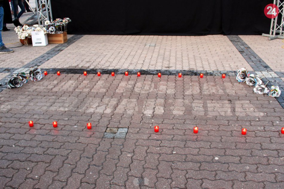 Ilustračný obrázok k článku Neviditeľný nápis na bystrickom námestí. Pripomína vraždu Jána Kuciaka a Martiny Kušnírovej