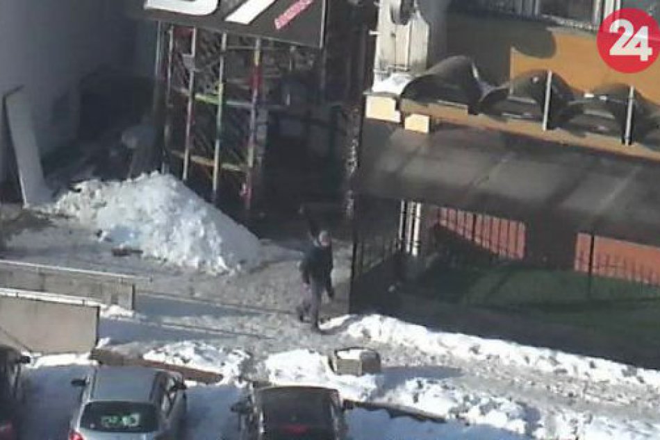 Ilustračný obrázok k článku Polícia hľadá muža, ktorý vykrádal bystrické pivnice. Nespoznávate podozrivého? FOTO