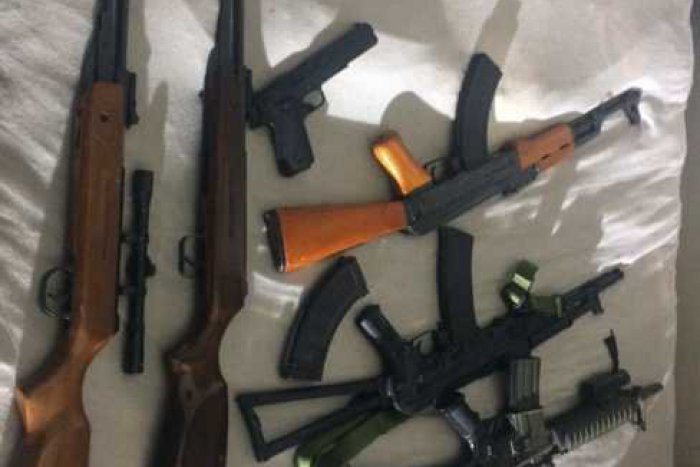 Ilustračný obrázok k článku FOTO: Akcia Pilot: Na lučeneckom sídlisku Rúbanisko III zadržali 8 osôb, pervitín a zbrane