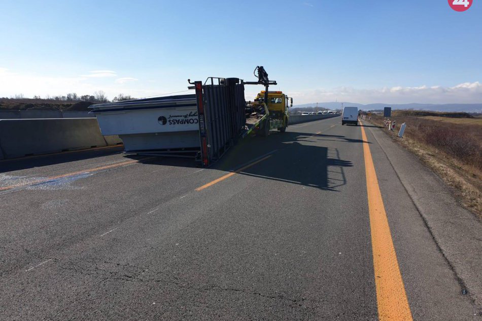 Ilustračný obrázok k článku Na D1 smerom do Bratislavy havarovala dodávka prevážajúca bazén