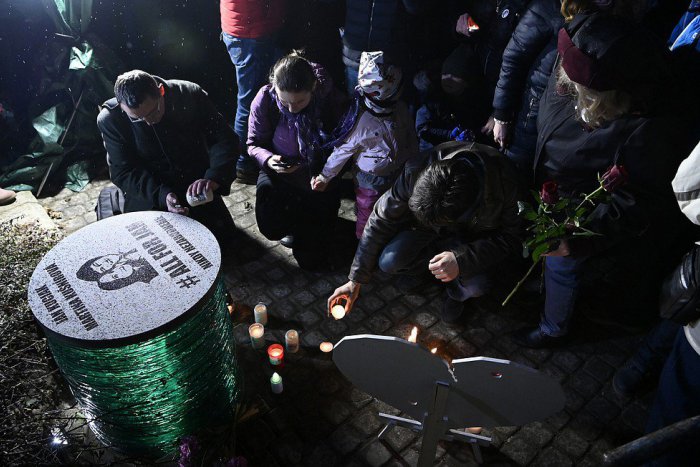 Ilustračný obrázok k článku Odhalenie pamätníka J. Kuciakovi a jeho snúbenici v Trenčíne: Atmosféra na FOTKÁCH