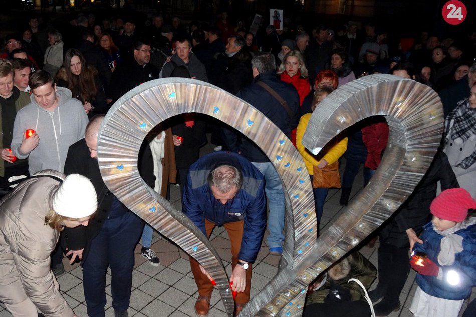 Ilustračný obrázok k článku Rok od vraždy Jána a Martiny: Michalovce zažili ďalšie zhromaždenie, FOTO
