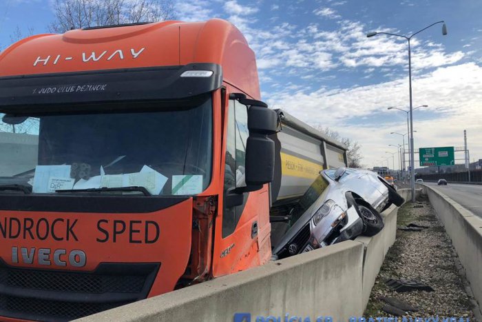 Ilustračný obrázok k článku Vodiči, pozor!  V Bratislave odstraňujú následky viacerých dopravných nehôd