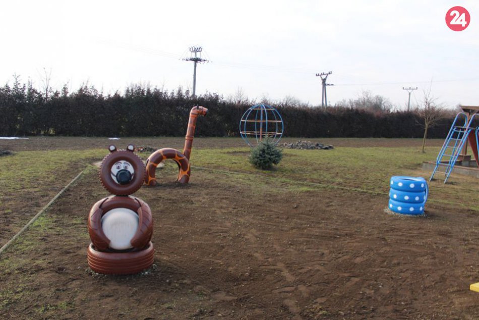 Ilustračný obrázok k článku Aha, čo vyrobili z pneumatík v Zalužiciach: Deti sa tešia z takýchto atrakcií