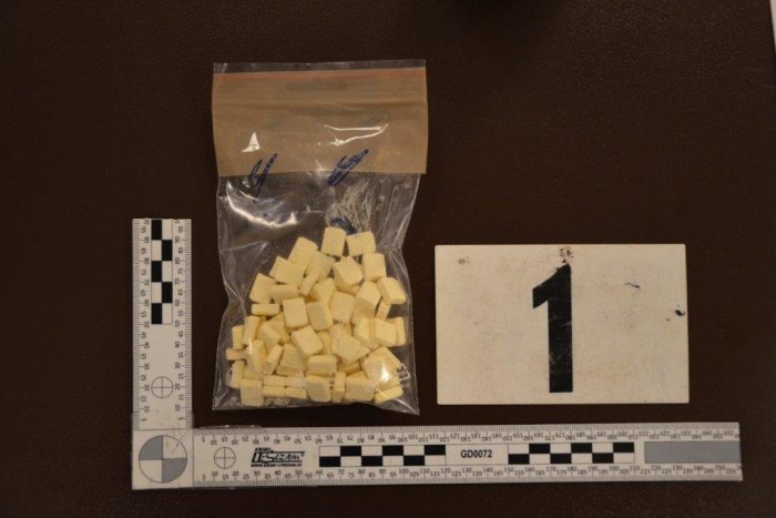 Ilustračný obrázok k článku Študent si objednal extázu poštou, doručili mu ju na internát