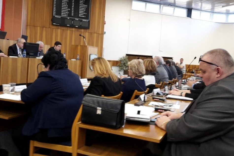 Ilustračný obrázok k článku Prázdniny si poslanci z Považskej spestria v laviciach: Riešiť budú tieto body