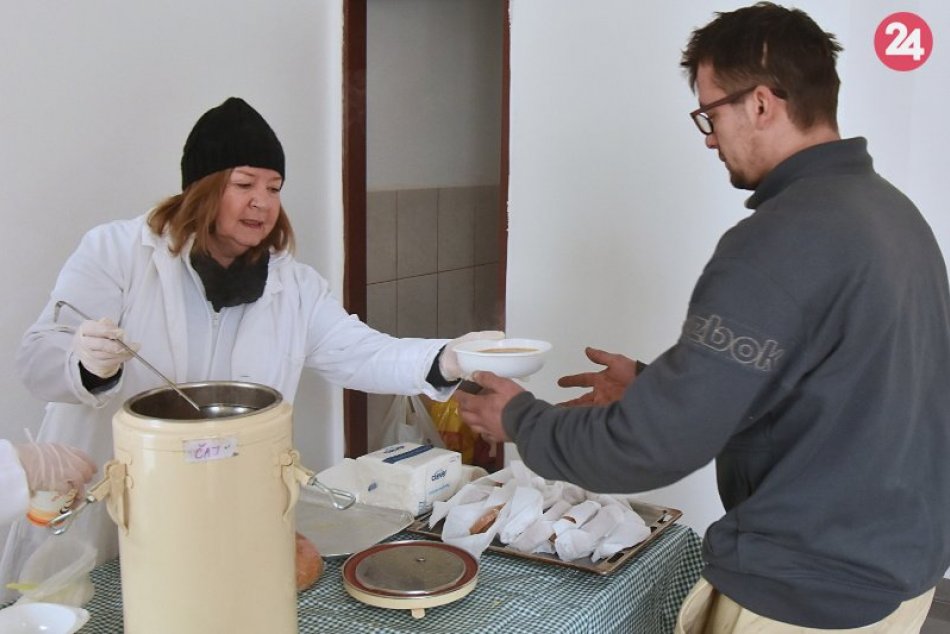 Ilustračný obrázok k článku Teplé jedlo pre tých, čo v Zámkoch žijú v núdzi: Mesto začne s výdajom stravy