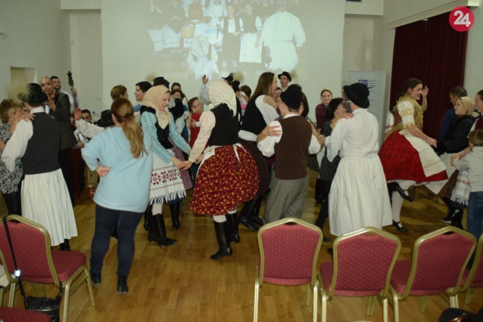 Ilustračný obrázok k článku Folklórny večer v GOS-ke priblížil fašiangové obdobie: Tancovala celá sála, FOTO