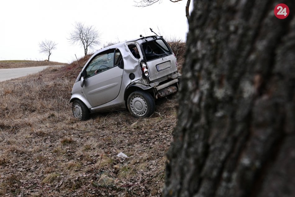 Ilustračný obrázok k článku Nehoda pri Silici: Smart nepojazdný a vodič prevezený do nemocnice, FOTO