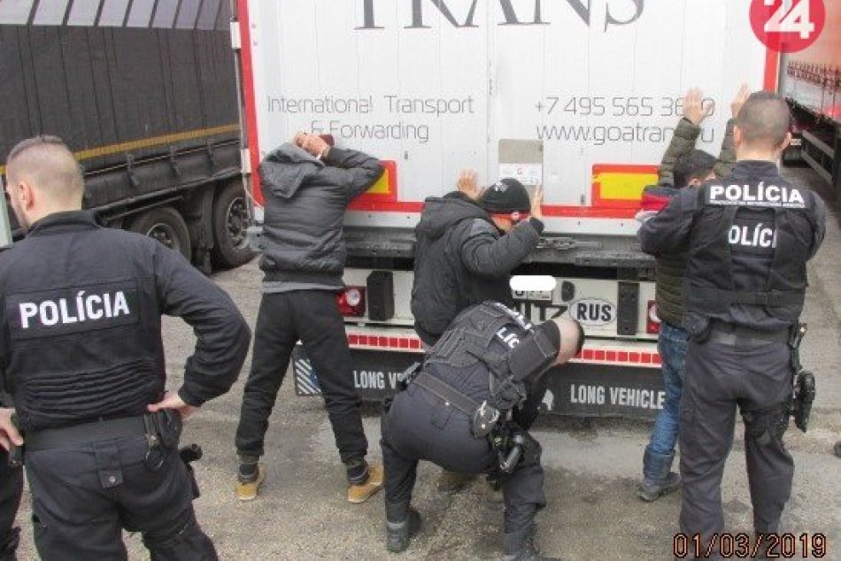 Ilustračný obrázok k článku Trnavskí colníci s netradičným úlovkom: V kamióne našli utečencov z Afganistanu, FOTO