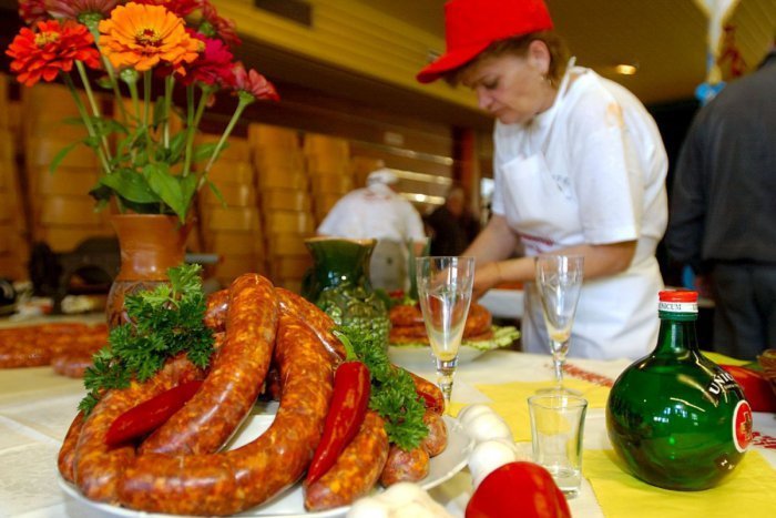 Ilustračný obrázok k článku V Lučenci zavoňajú fašiangy: Pochovávanie basy, zabíjačka, súťaž vo výrobe klobás