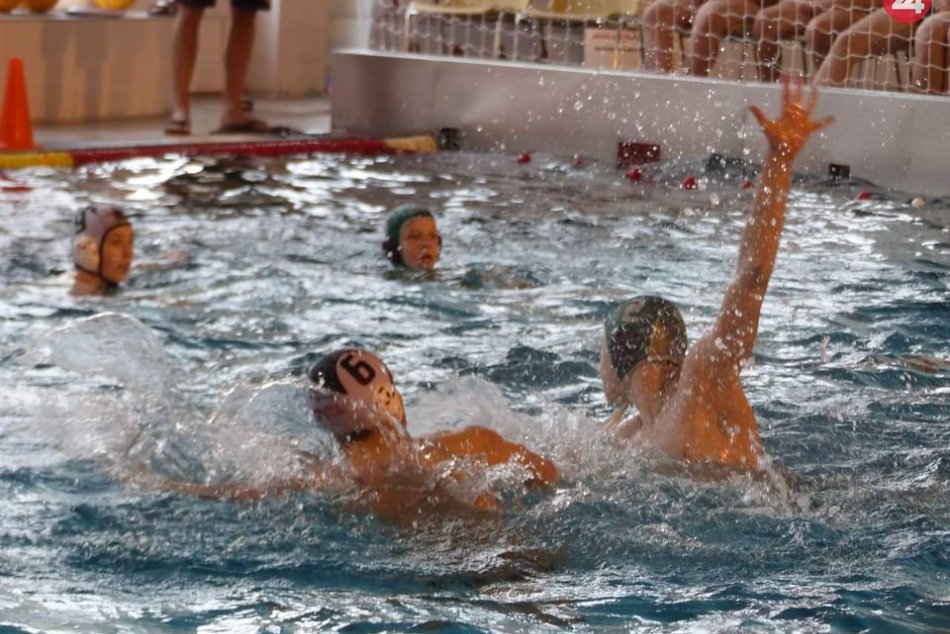 Ilustračný obrázok k článku Striebro pre starších žiakov: Žilinskí vodnopólisti to rozbalili v Topoľčanoch