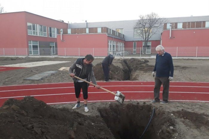 Ilustračný obrázok k článku Ľudia bez domova sú mestu nápomocní: V Šali začali s jarnými prácami, FOTO