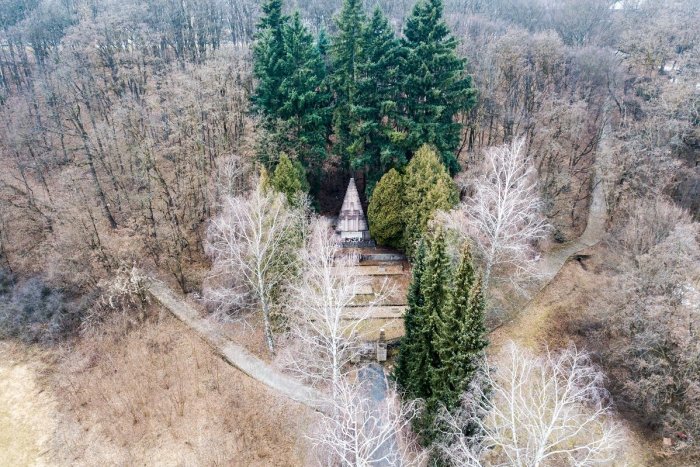 Ilustračný obrázok k článku Mesto obnoví Pamätník obetiam fašizmu v Kremničke. V okolí vysadí aj novú zeleň