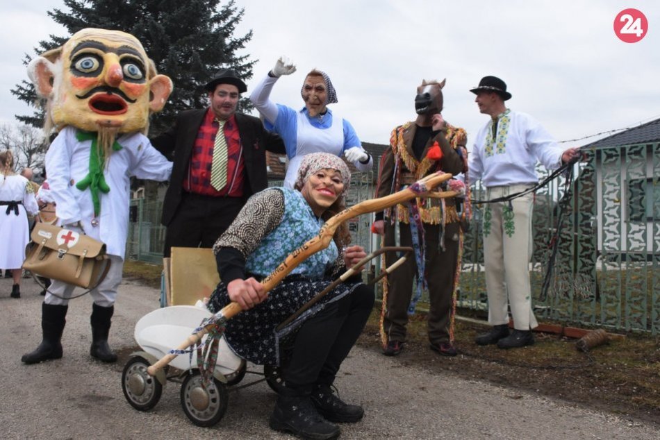 Ilustračný obrázok k článku Bláznivá fotoreportáž z fašiangov v Šuji: Svadobný sprievod so všetkým, čo k tomu patrí