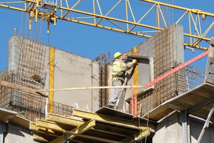 Ilustračný obrázok k článku Nešťastie na stavenisku v centre Bratislavy: Robotník neprežil pád do hlbokej jamy